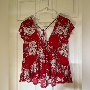 Women’s short sleeve floral top.